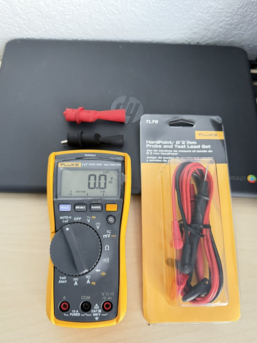 FLUKE 117 TRUE RMS MULTIMETER W/ NEW TL75 - SHIPS FAST