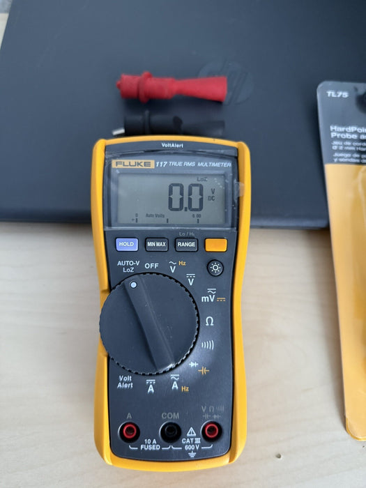 FLUKE 117 TRUE RMS MULTIMETER W/ NEW TL75 - SHIPS FAST