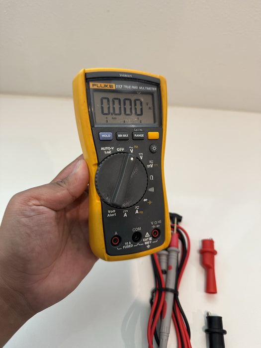 FLUKE 117 TRUE RMS MULTIMETER W/ LEADS & CLIPS - SHIPS FAST