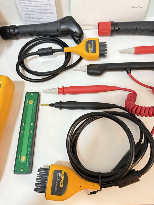 FLUKE BT521 BATTERY ANALYZER W/ ACCESSORIES - FREE SHIPPING (TESTED)