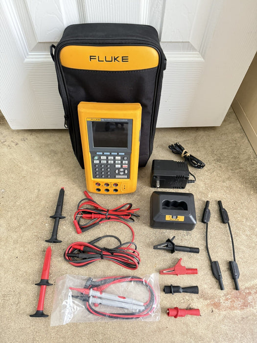 FLUKE 744 DOCUMENTING PROCESS CALIBRATOR W/ LEADS & CHARGER - SHIPS FAST