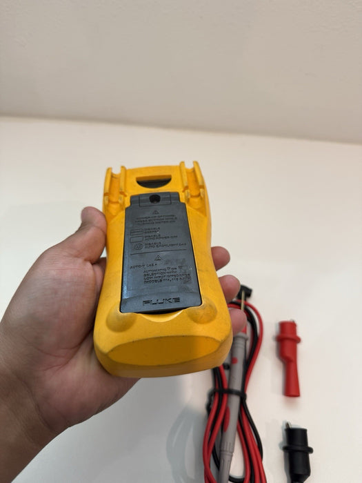 FLUKE 117 TRUE RMS MULTIMETER W/ LEADS & CLIPS - SHIPS FAST