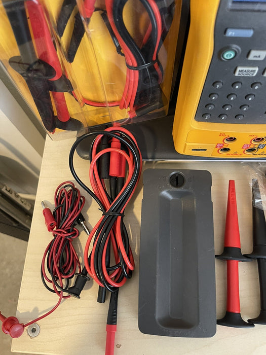Fluke 754 Documenting Process Calibrator with HART Communication W/ NÉW TL220