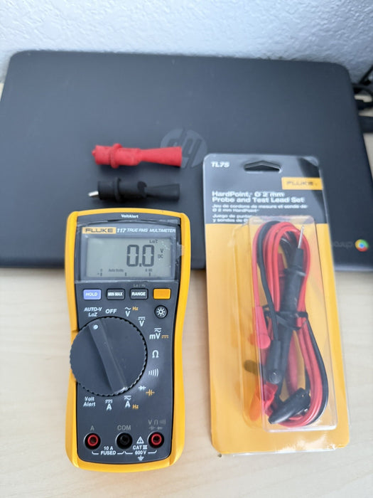 FLUKE 117 TRUE RMS MULTIMETER W/ NEW TL75 - SHIPS FAST