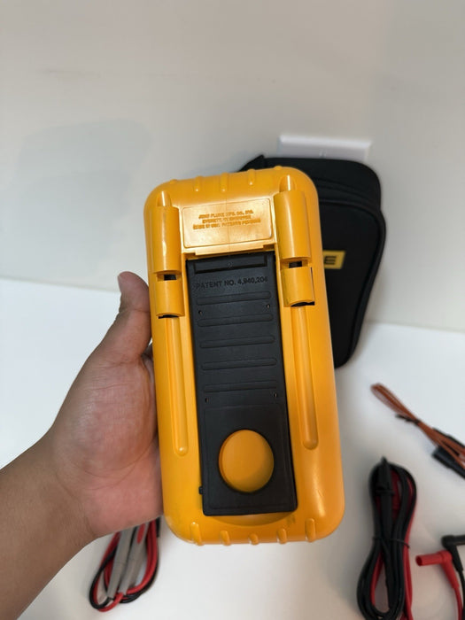 FLUKE 714 THERMOCOUPLE TEMPERATURE CALIBRATOR W/ ACCESSORIES - NEW