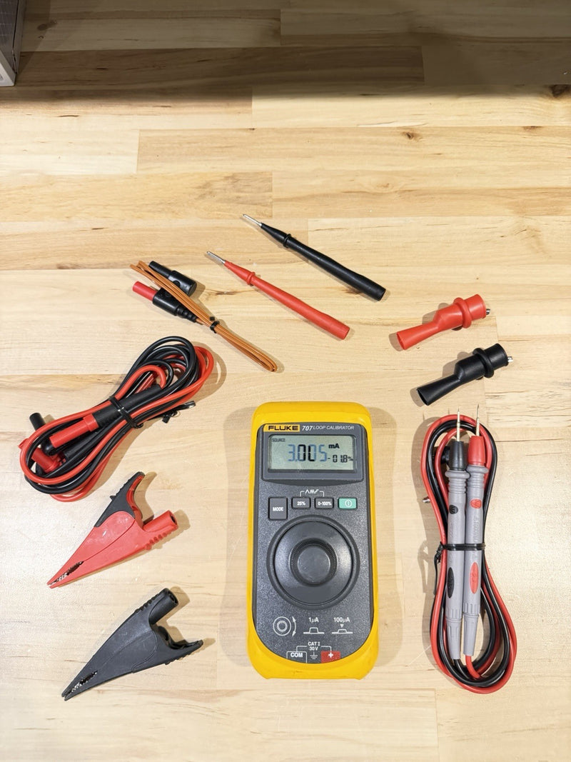 FLUKE 707 LOOP CALIBRATOR WITH LEADS & ACCESSORIES