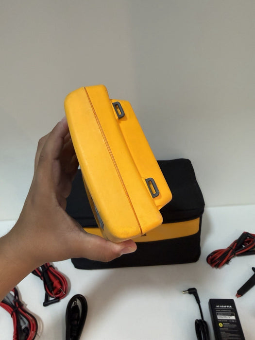 FLUKE 741B DOCUMENTING PRCESS CALIBRATOR WITH LEADS & CHARGER TESTED