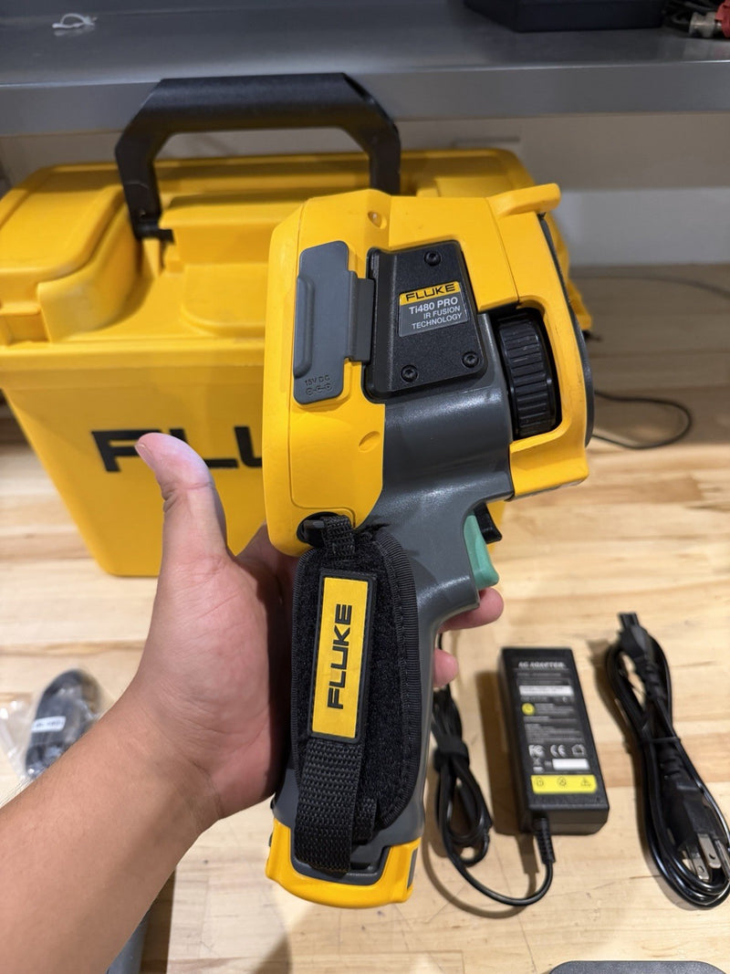 FLUKE TI480PRO IR CAMERA 60HZ, 640 X 480 , 2 BATTERIES W/ CHARGE & CASE -TESTED