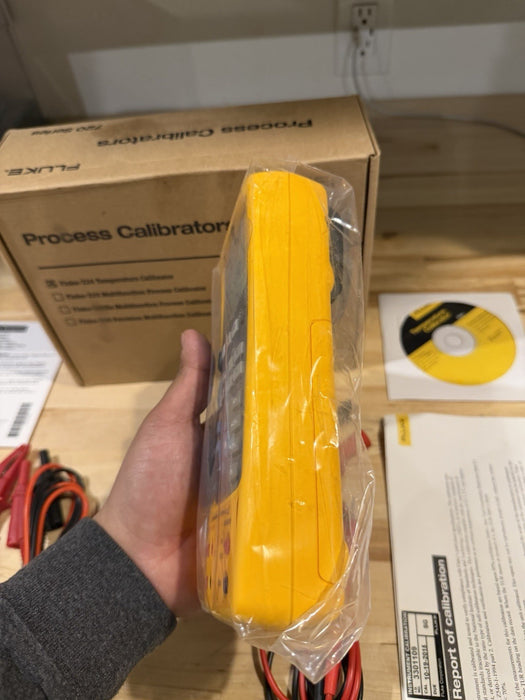 FLUKE 724 TEMPERATURE CALIBRATOR METER / NEW SEALED - FREE SHIPPING (TESTED) NEW