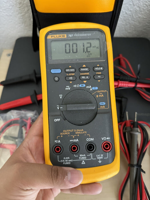 FLUKE 787 PROCESS METER WITH ACCESSORIES & BAG