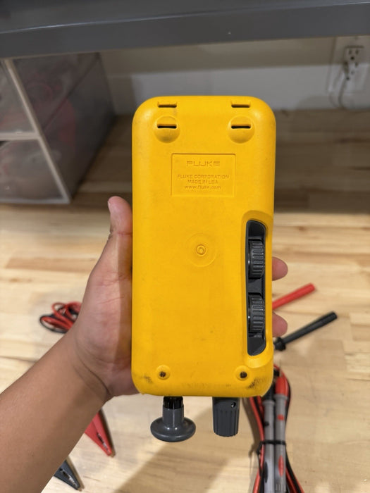 FLUKE 718 100G PRESSURE CALIBRATOR W/ ACCESSORIES (FREE SHIPPING) TESTED