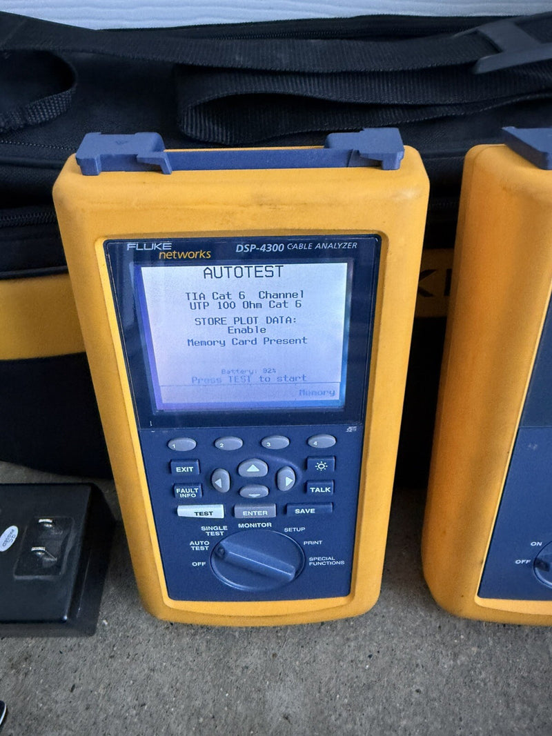 FLUKE NETWORKS DSP4300 DSP-4300 CABLE ANALYZER KIT WITH ACCESSORIES TESTED