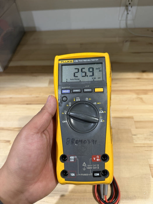 FLUKE 179 TRUE RMS MULTIMETER W/ LEADS- SHIPS FAST (TESTED)