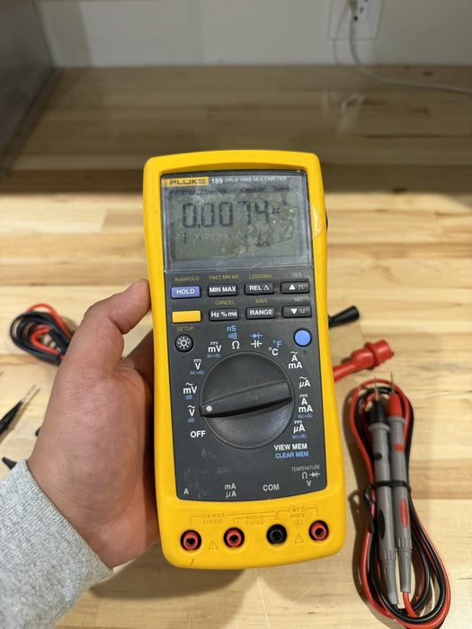 FLUKE 189 TRUE RMS MULTIMETER WITH LEADS AND CLIPS USED