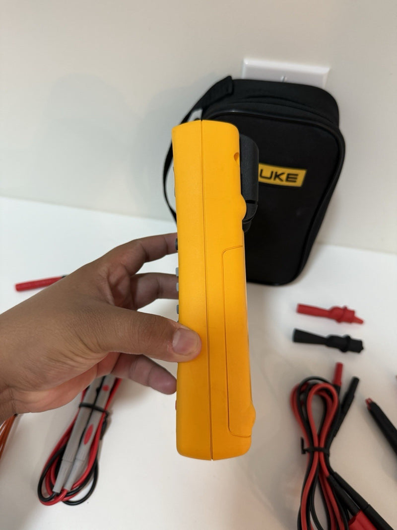 FLUKE 724 TEMPERATURE CALIBRATOR METER WITH ACCESSORIES