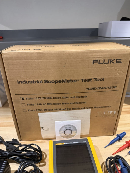 FLUKE 123B INDUSTRIAL SCOPEMETER 20MHZ W/ ACCESSORIES & BAG - FREE SHIPPING