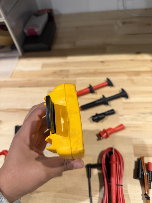 FLUKE 179 TRUE RMS MULTIMETER KIT W/ LEADS & ACCESSORIES / SHIPS FAST (TESTED)