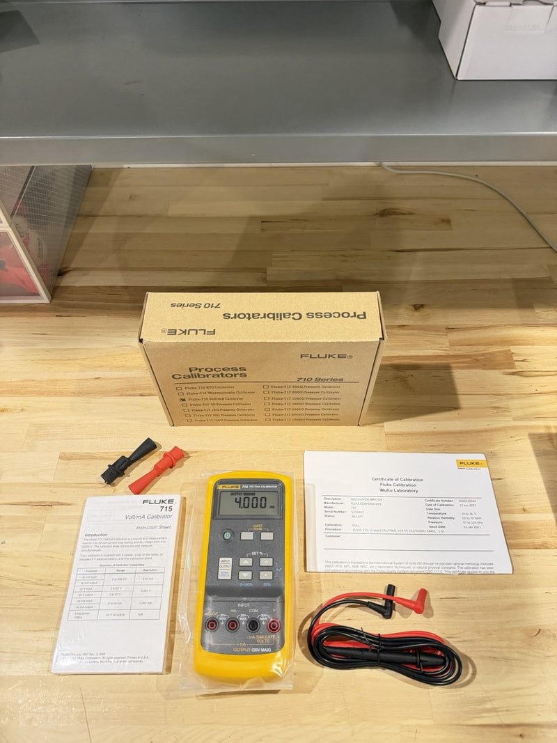 FLUKE 715 VOLT/MA CALIBRATOR WITH LEADS & CLIPS