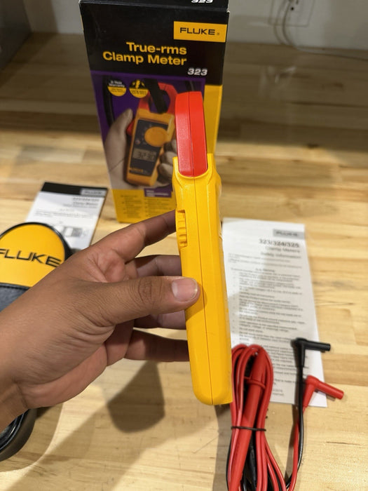 FLUKE 323 TRUE-RMS DIGITAL CLAMP METER WITH BAG & LEADS