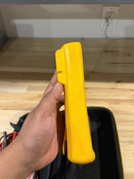 FLUKE 712B RTD CALIBRATOR W/ CASE & ACCESSORIES - TESTED