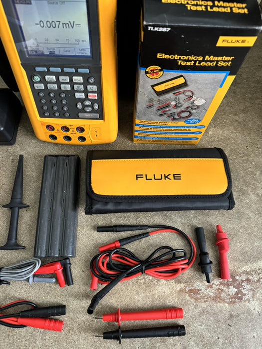 FLUKE 744 DOCUMENTING PROCESS CALIBRATOR METER WITH NEW TLK287 LEADS & CHARGER