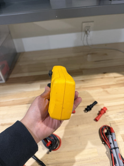 FLUKE 725 MULTIFUNCTION PROCESS CALIBRATOR WITH LEADS & CLIPS TESTED