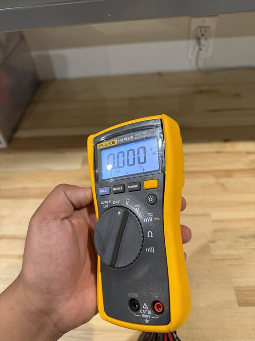 FLUKE 110 TRUE RMS MULTIMETER W/ LEADS - SHIPS FAST