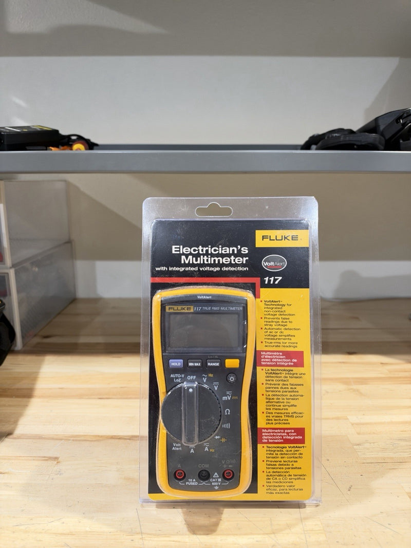 FLUKE 117 TRUE RMS FIELD TECHNICIANS DIGITAL MULTIMETER 600V AC/DC VOLTAGE NEW