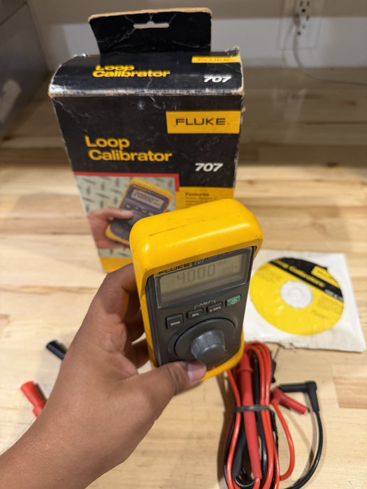 FLUKE 707 LOOP CALIBRATOR WITH ACCESSORIES