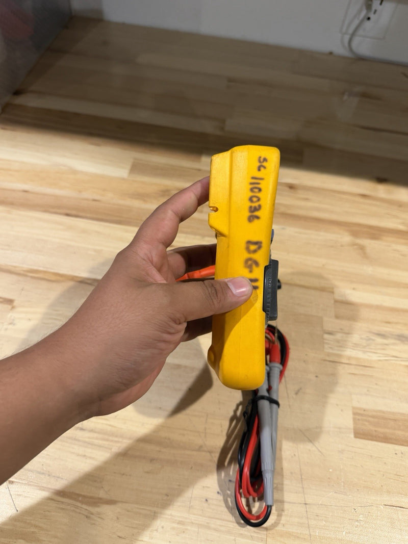 FLUKE 117 TRUE RMS MULTIMETER W/ LEADS & CLIPS - SHIPS FAST