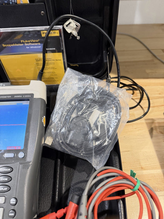 FLUKE 199XRAY MEDICAL SCOPEMETER 200MHz 2.5GS/S W/ ACCESSORIES (TESTED)