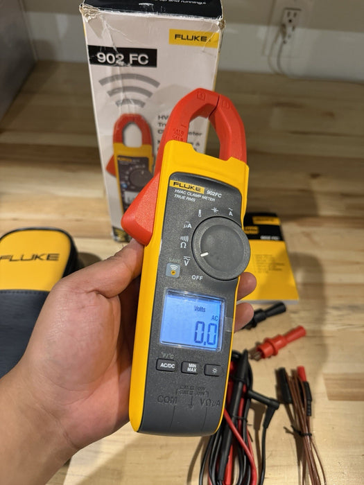 FLUKE 902 FC TRUE RMS HVAC CLAMP METER WITH CASE & LEADS