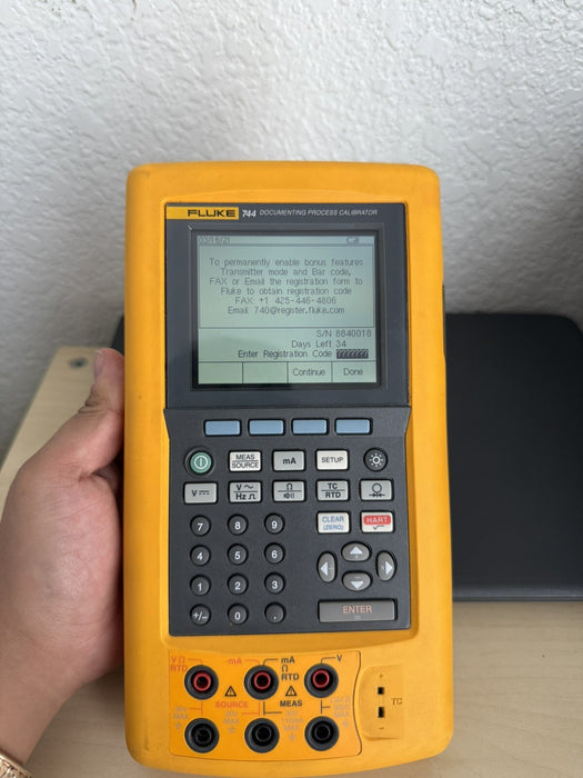 FLUKE 744 DOCUMENTING PROCESS CALIBRATOR WITH LEADS & CHARGER