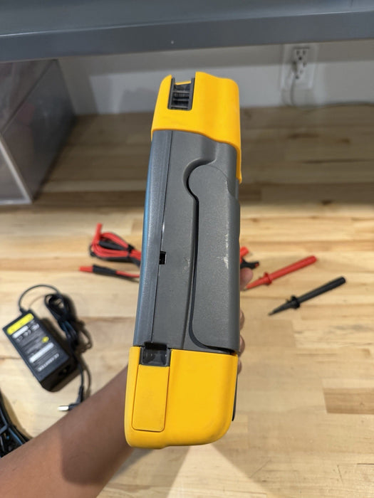 FLUKE 190-204 SCOPEMETER 4CH 200MHZ 2.5GS/S W LEADS & ACCESSORIES (TESTED)