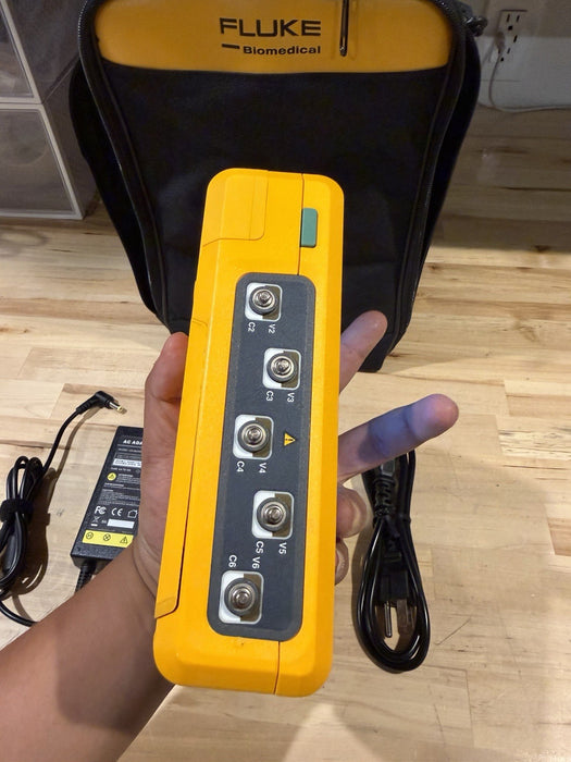 FLUKE PROSIM 4 VITAL SIGNS & ECG SIMULATOR W/ BAG & CHARGER (TESTED) SHIPS FREE