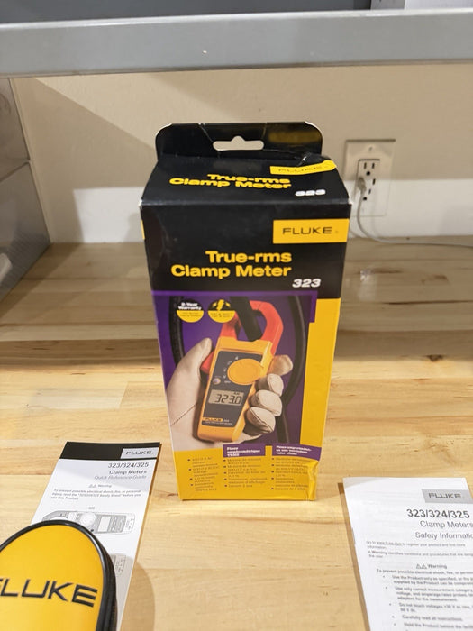 FLUKE 323 TRUE-RMS DIGITAL CLAMP METER WITH BAG & LEADS