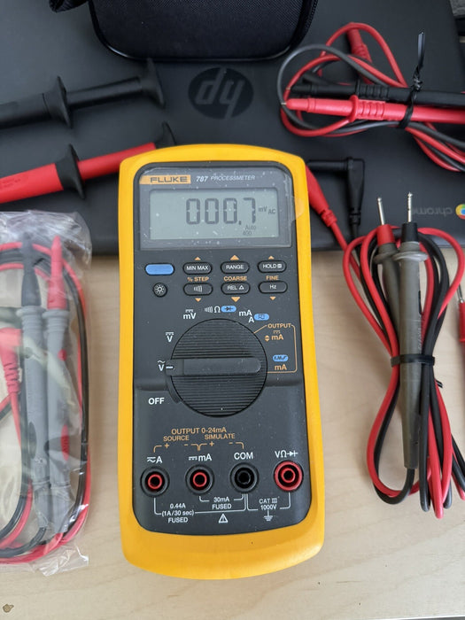 FLUKE 787 PROCESS METER WITH ACCESSORIES & BAG