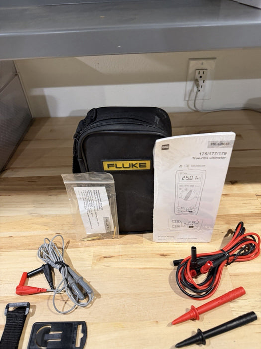FLUKE 179/EDA2 MULTIMETER COMBO KIT W/ BAG & ACCESSORIES - TESTED