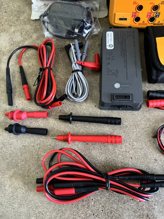 FLUKE 754 DOCUMENTING PROCESS CALIBRATOR WITH NEW TLK287 LEADS & EXTRA BATTERY