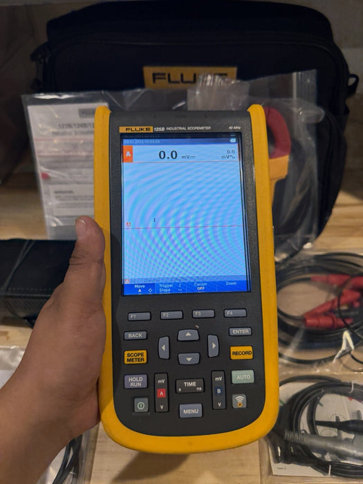 FLUKE 125B INDUSTRIAL SCOPEMETER 40MHZ W/ ACCESSORIES & BAG - FREE SHIPPING