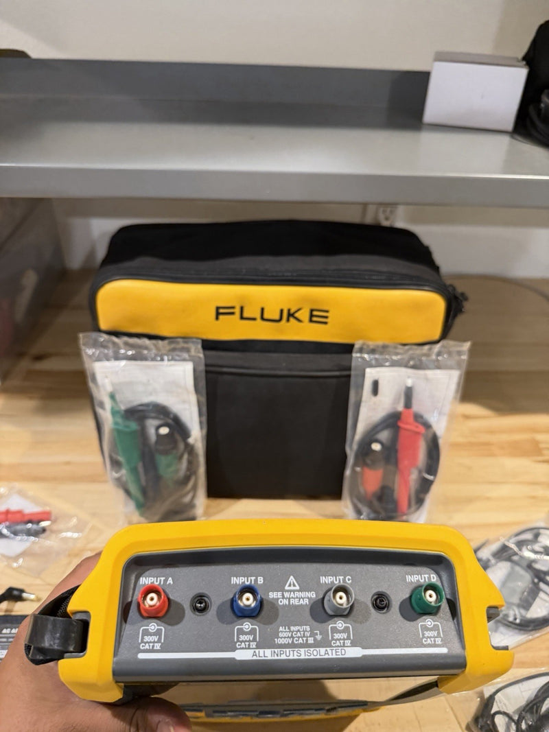 FLUKE 190-204 SCOPEMETER 4CH 200MHZ 2.5GS/S W LEADS & ACCESSORIES (TESTED)