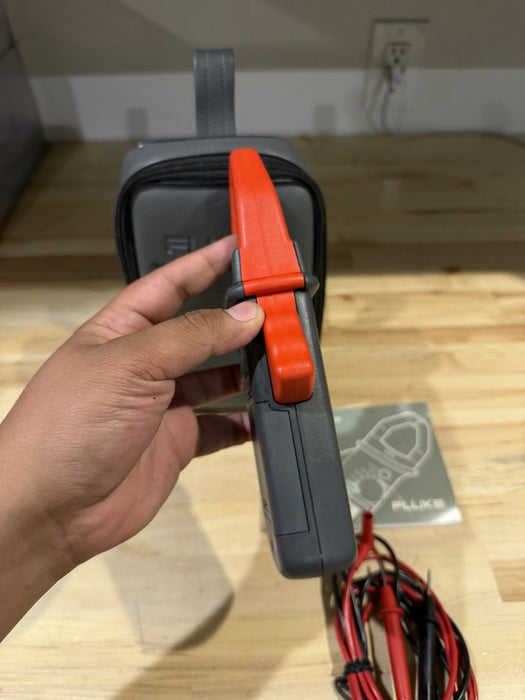 FLUKE 30 CLAMP METER W/ LEADS & CLIPS - SHIPS FAST