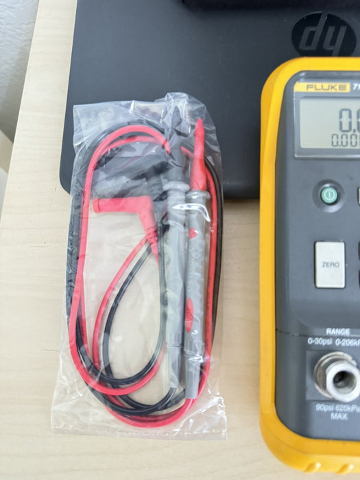FLUKE 713 30G PRESSURE CALIBRATOR WITH LEADS & BAG