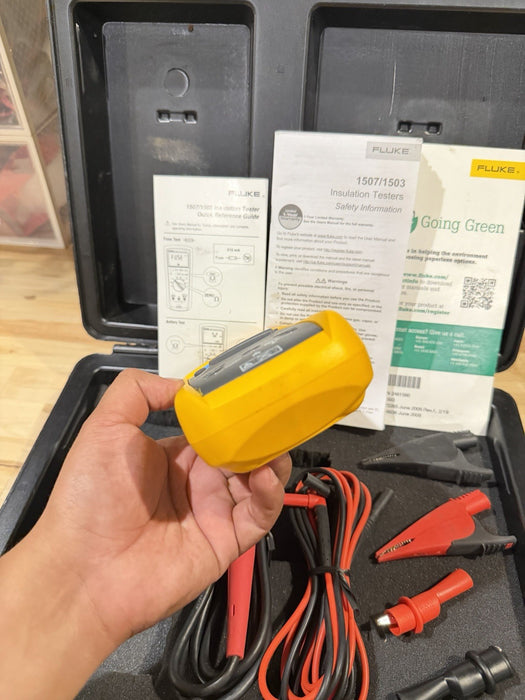 FLUKE 1507 INSULATION MULTIMETER W/ LEADS & CLIPS