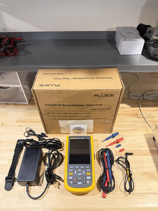 FLUKE 123B INDUSTRIAL SCOPEMETER 20MHZ W/ ACCESSORIES & BAG - FREE SHIPPING