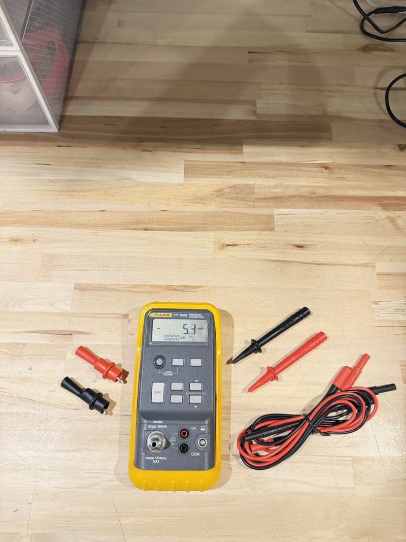 FLUKE 717 100G PRESSURE CALIBRATOR WITH LEADS TESTED