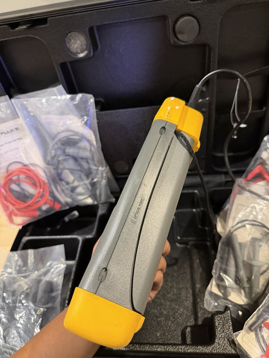 FLUKE 199B SCOPEMETER 200MHZ 2.5GS/S WITH ACCESSORIES & CASE TESTED