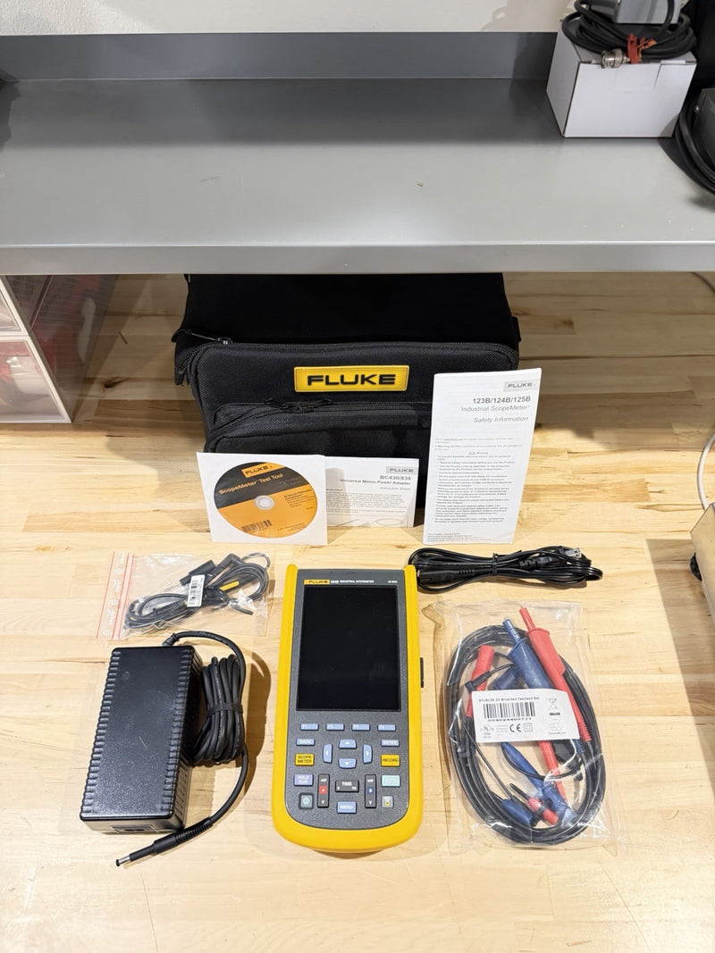 FLUKE 124B INDUSTRIAL SCOPEMETER 40MHZ W/ ACCESSORIES & BAG - FREE SHIPPING