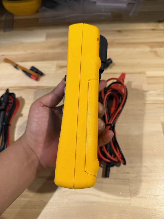 FLUKE 724 TEMPERATURE CALIBRATOR METER WITH LEADS & CLIPS TESTED