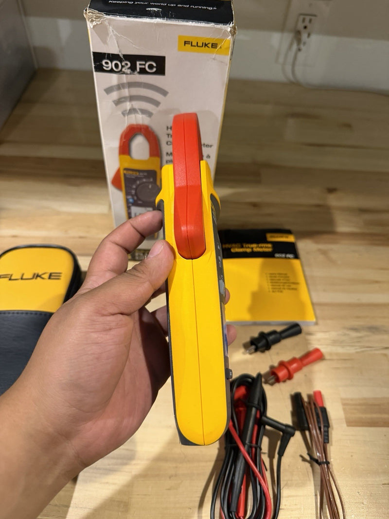 FLUKE 902 FC TRUE RMS HVAC CLAMP METER WITH CASE & LEADS